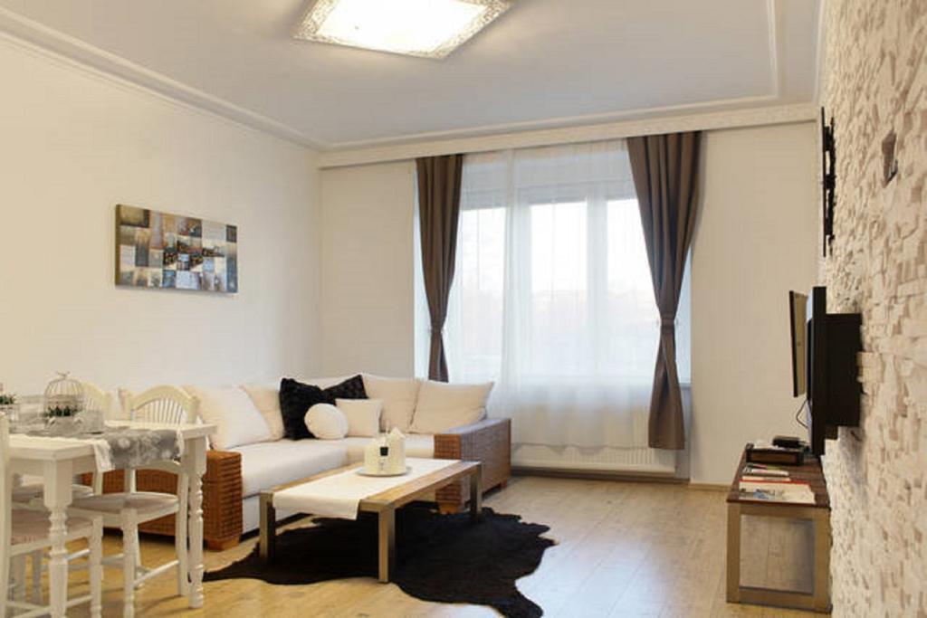 Apartment Argentinska 8 Прага Экстерьер фото