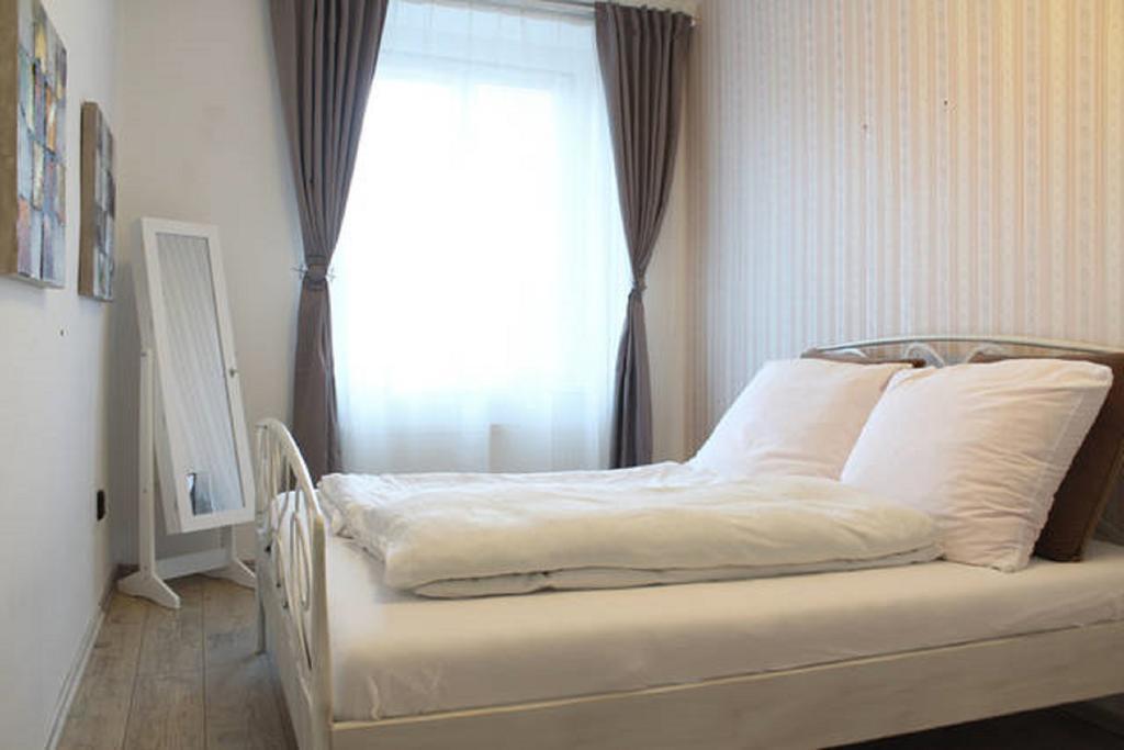 Apartment Argentinska 8 Прага Экстерьер фото
