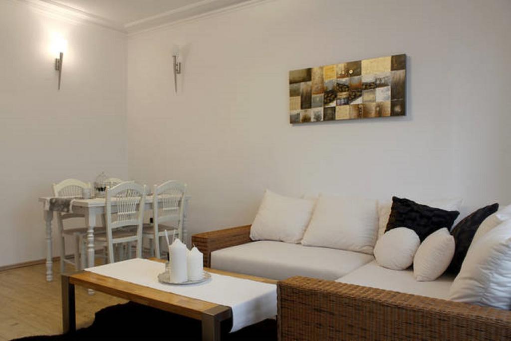 Apartment Argentinska 8 Прага Экстерьер фото